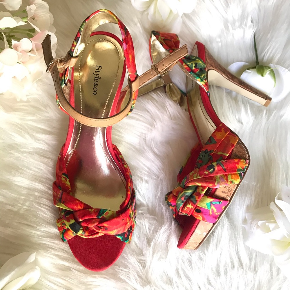 Macy’s heels 👠👠🌺🧡